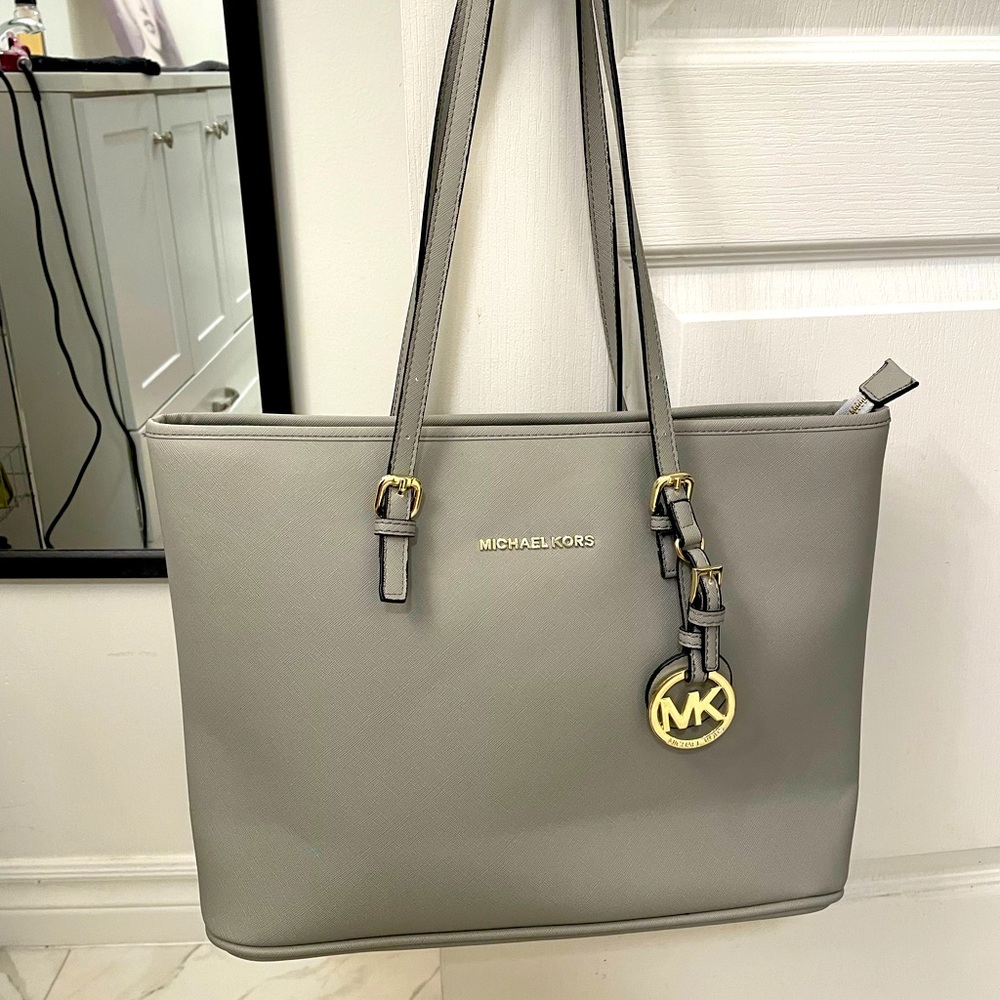 Perfect grey Micheal Kors bag